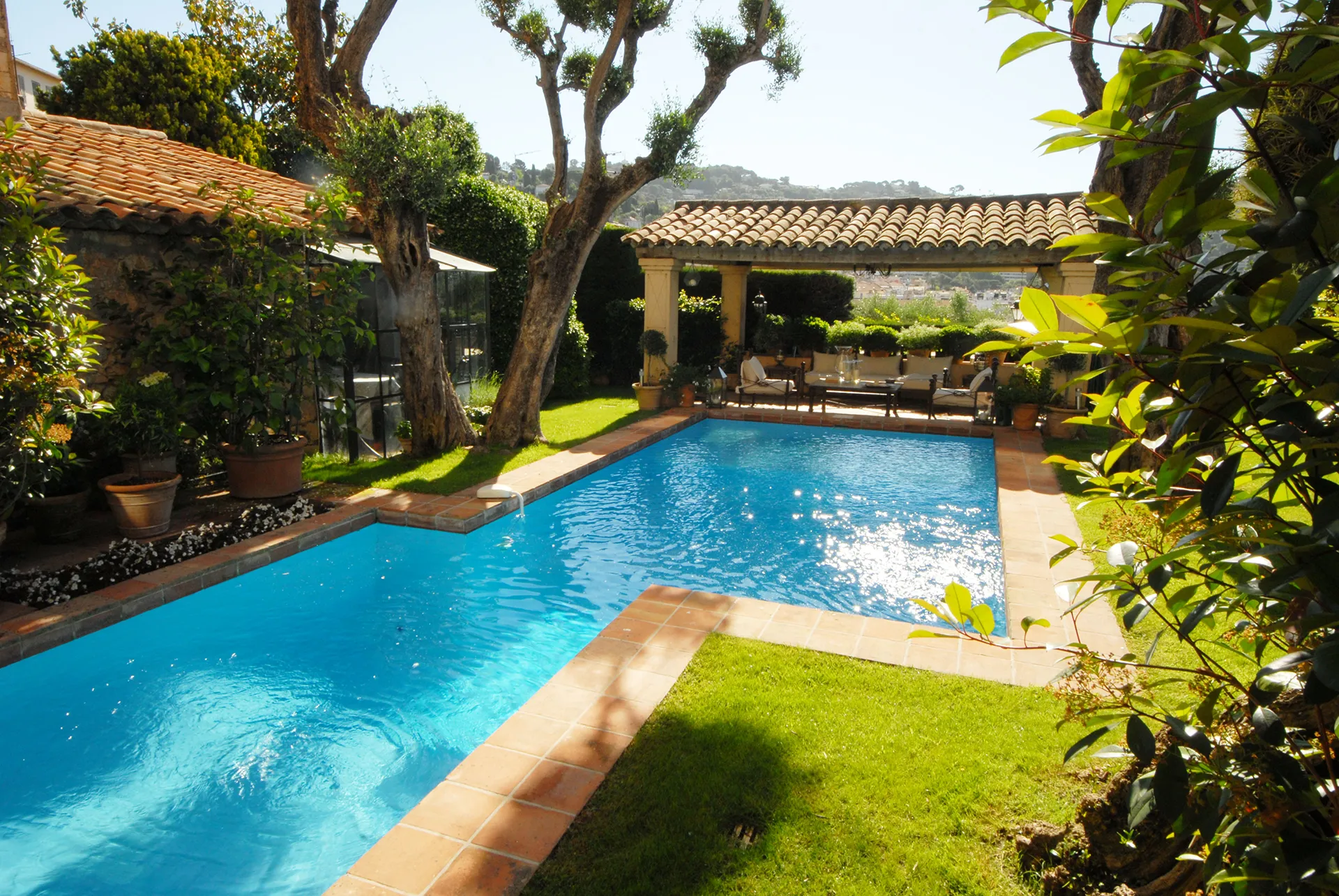 Piscine extérieure maison provençale