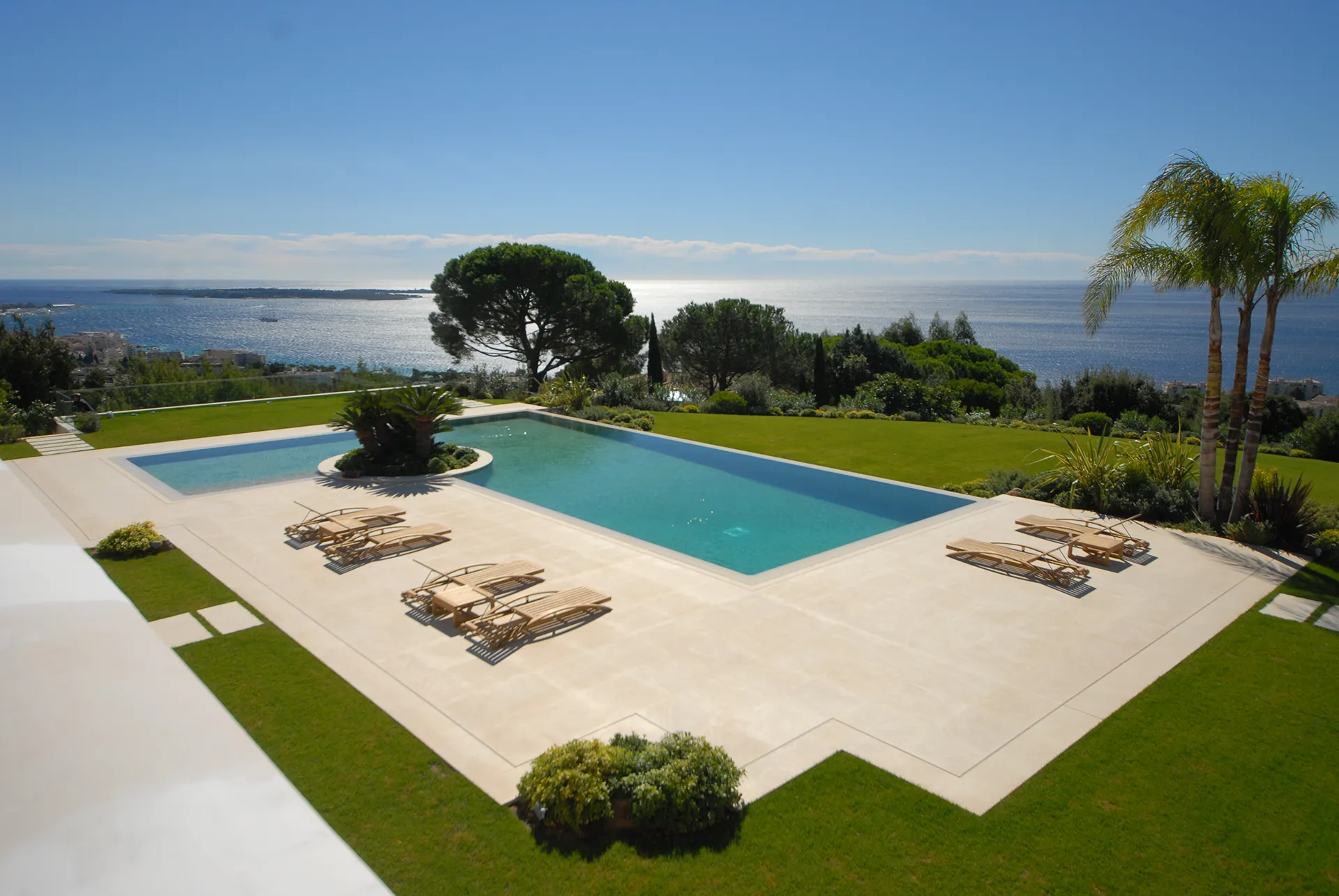 Piscine moderne conçue par un architecte